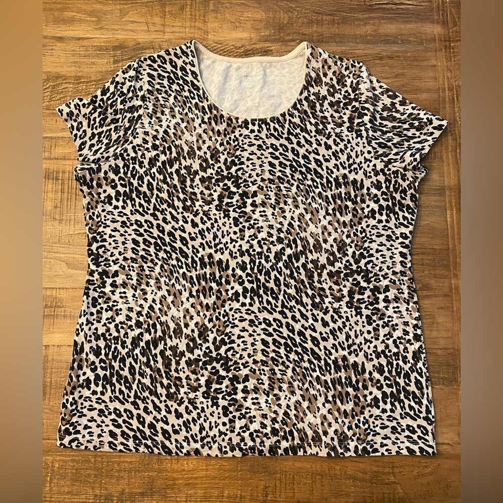 Kim Rogers Leopard print Short sleeve Ladies top. L Excellent preowned condition